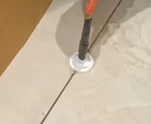 中方瓷砖空鼓维修公司专业解答瓷砖在铺贴过程中，如果没有涂抹均匀到位的粘结材料（如水泥砂浆或瓷砖胶），可能会导致以下问题