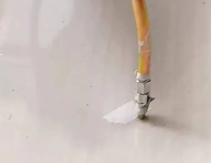中方瓷砖空鼓维修公司专业解答在瓷砖铺贴过程中，如果使用的砂料过粗（如全部使用了粗砂），可能会导致以下问题